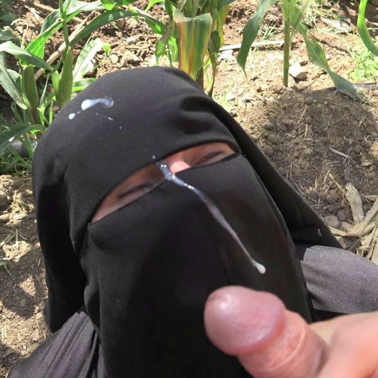 Cum on her niqab - Photo 14 / 16.